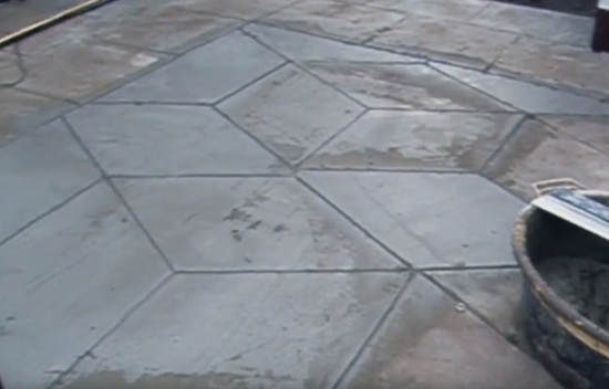 Видео как можно изготовить бетонную площадку под машину в виде больших шестиугольников