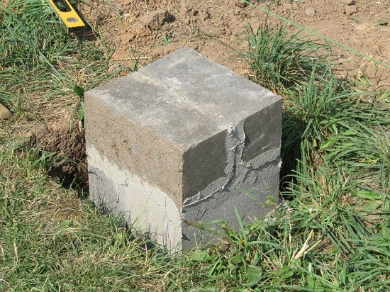Для деревянного хозблока для дачи не требуется специального фундамента. В качестве фундамента могут применяться строительные блоки, установленные на песчаную подушку и скрепленные между собой раствором.