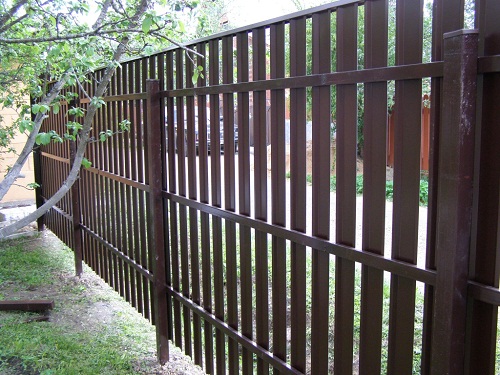 Простой недорогой забор для дачи: конструкция, материалы, на чем можно сэкономить