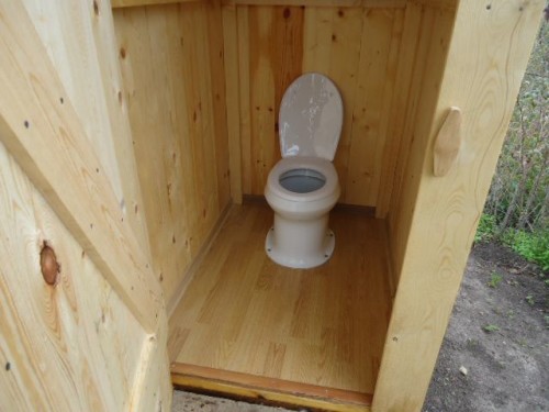 Сиденье для дачного туалета в виде унитаза.