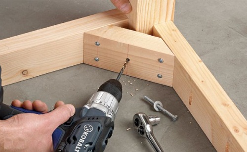 В качестве специального уголка может быть использован деревянный брусок, установленный как показано на фото. Для увеличения прочности конструкции соединения с бруском могут быть проклеены.