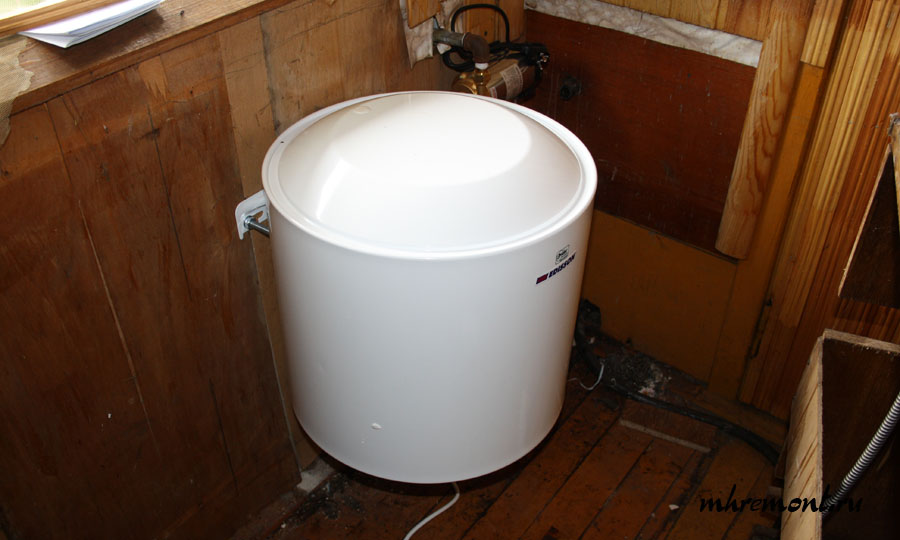 Накопительный водонагреватель обеспечивает подогрев воды. Он может быть установлен под мойку. Накопительный водонагреватель устанавливается на стену на анкера.