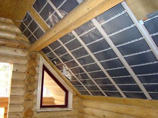 Лучшее отопление на основе инфракрасных обогревателях это вариант теплый потолок. Инфракрасный пленочный обогреватель, установленный под декоративный потолок, позволяет равномерно обогреть все помещение.