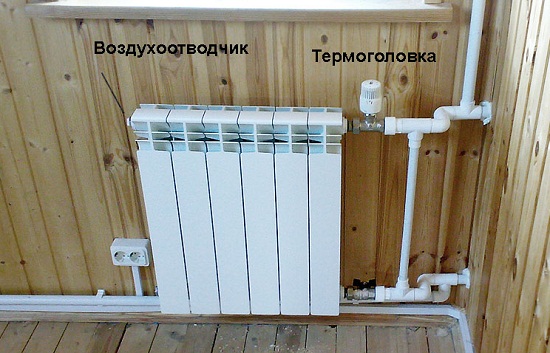 Радиатор отопления должен комплектоваться воздухоотводчиком и термоголовкой. Также необходимо устанавливать краны для возможности демонтажа радиатора для его замены.
