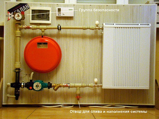 Для удобства обслуживания и безопасности использования системы водяного отопления необходимо предусмотреть отвод для слива/наполнения в нижней точке системы, и смонтировать группу безопасности в верхней точке системы.