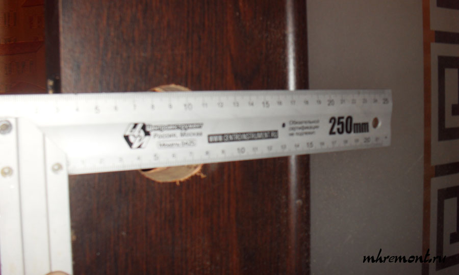 Относительно торца двери ручка может быть смещена на расстояние 60 – 70 мм. На этом расстоянии отмечают место для отверстия под установку ручки.