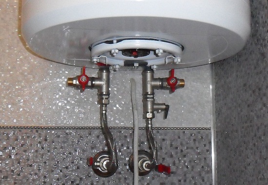Водонагреватели часто подключают гибкими шлангами. В этом случае при прокладке водопровода для подключения водонагревателя использовать водные розетки, т.к. их можно установить скрыто под плитку.