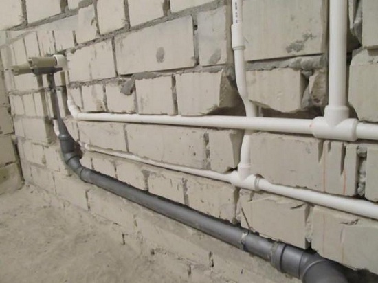 Благодаря надежности и долговечности полипропиленовых труб, обычно их устанавливают в полости стены, т.е. проводят скрытую установку. Это очень удобно, так как можно скрыть систему водопровода без дополнительных коробов.