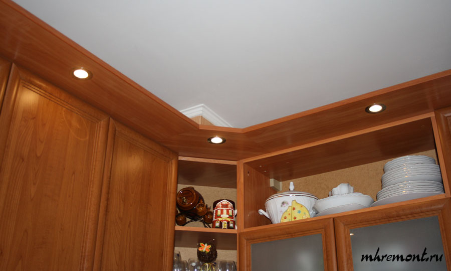 Освещение из точечных мебельных светильников, установленная в козырек кухни.