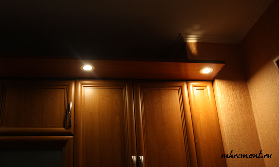 Сравнение светимости галогеновой (справа) и светодиодной (слева) ламп.