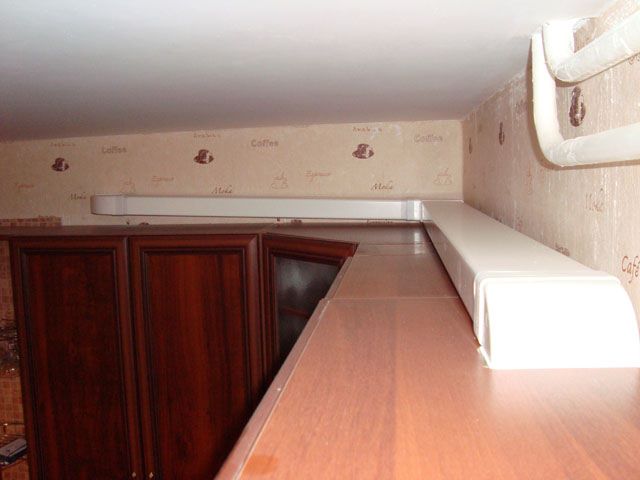 Скрытая прокладка вентиляционного канала по верхе кухонных шкафов.