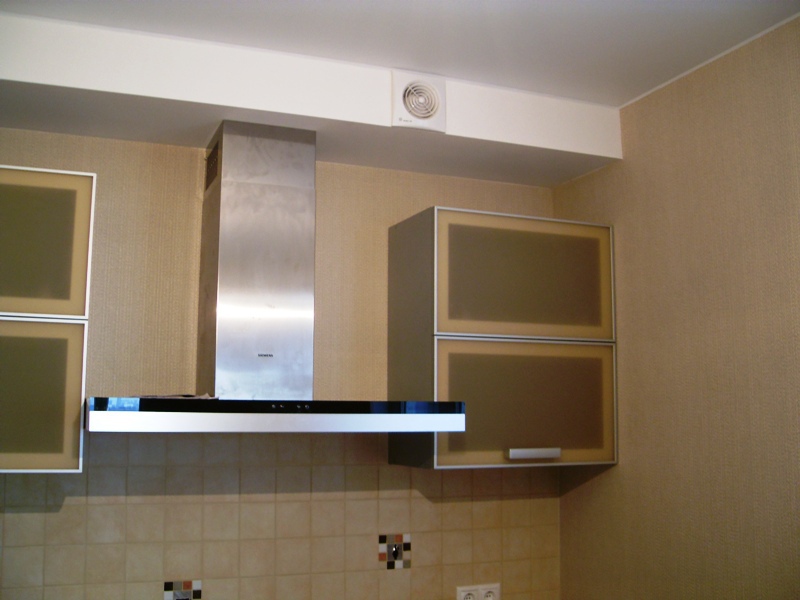 Скрытый вентиляционный канал в гипсокартонном коробе. Дополнительно установлен вентилятор для естественной вентиляции кухни. В большинстве случаев допустимо вместо вентилятора устанавливать вентиляционную решетку.