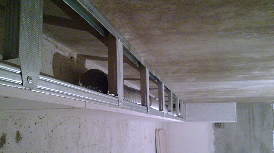Вместо подвесов может применяться потолочный профиль. Это оправдано в том случае если высота короба более 10 см, либо в коробе создается карниз для контурной подсветки потолка.