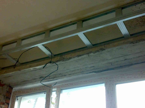 Каркас для гипсокартонного короба изготавливается из металлических профилей. На потолок и стены закрепляется направляющий профиль (ПН), из него же изготавливают внешнее ребро короба. Потолочный профиль (ПП) используется для горизонтальных и вертикальных поперечин.