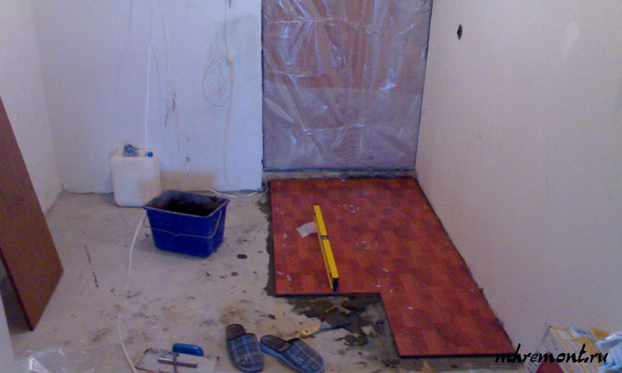 Укладка плитки начинается со стороны стены, которая будет хорошо видна при входе в квартиру. Стена ровная поэтому плитка укладывается к стене без зазора.