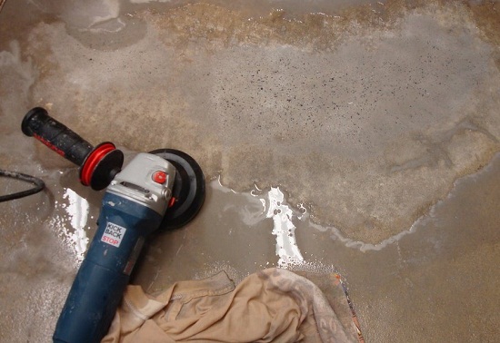 Избавится от небольших бугров на бетонном полу можно с помощью болгарки со специальной насадкой для шлифовки бетона.
