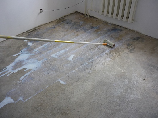 Важный подготовительный этап при укладке ламината на бетонный пол является очистка и грунтовка пола. Грунтовка укрепит поверхностный слой и будет препятствовать пылеобразованию.
